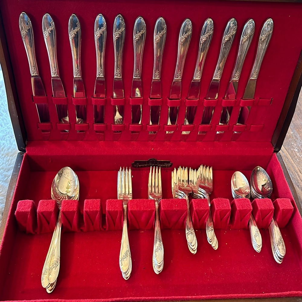 Oneida Tudor plate. Queen Bess 11. 54 pieces with case.
